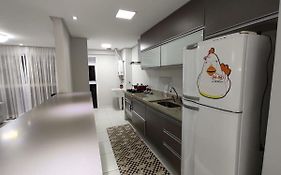 Apto novo, 2 quartos, quadra praia em Santos.